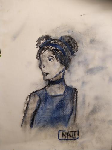 Frau, die ins Licht schaut